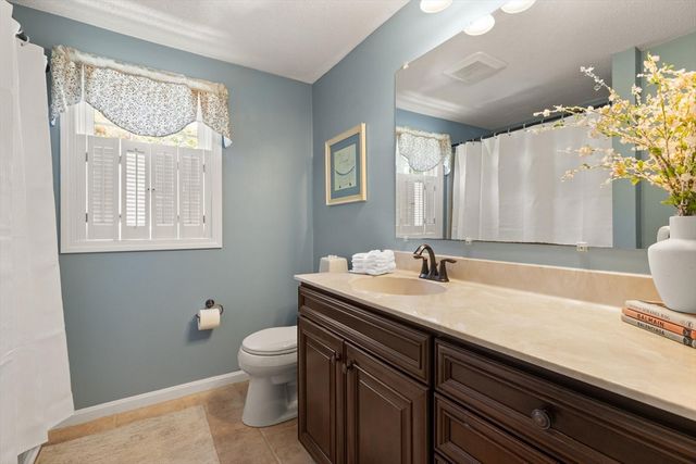2 Maura Cir, Westford, MA 01886