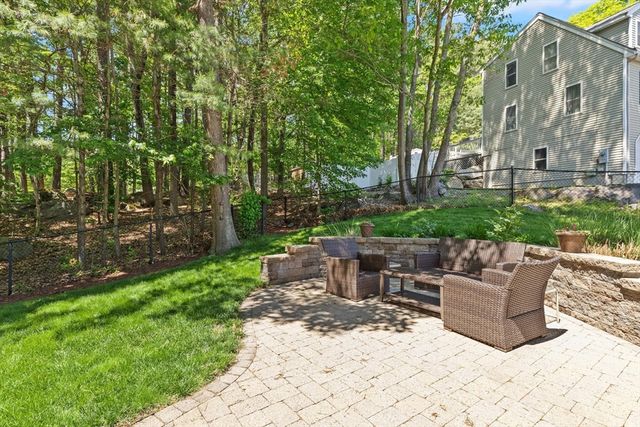 2 Maura Cir, Westford, MA 01886