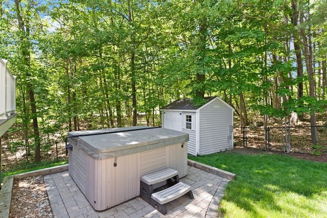 2 Maura Cir, Westford, MA 01886