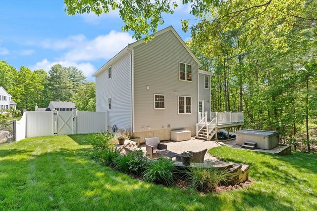 2 Maura Cir, Westford, MA 01886