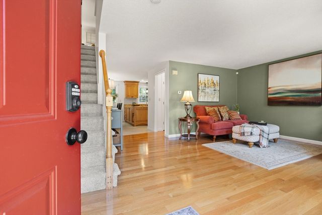2 Maura Cir, Westford, MA 01886