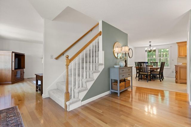 2 Maura Cir, Westford, MA 01886