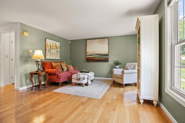 2 Maura Cir, Westford, MA 01886