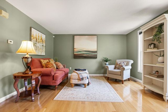 2 Maura Cir, Westford, MA 01886