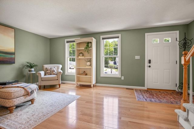 2 Maura Cir, Westford, MA 01886