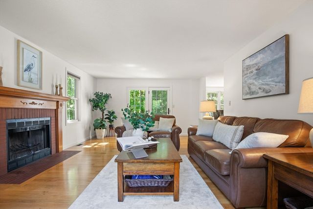 2 Maura Cir, Westford, MA 01886