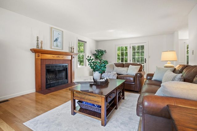 2 Maura Cir, Westford, MA 01886
