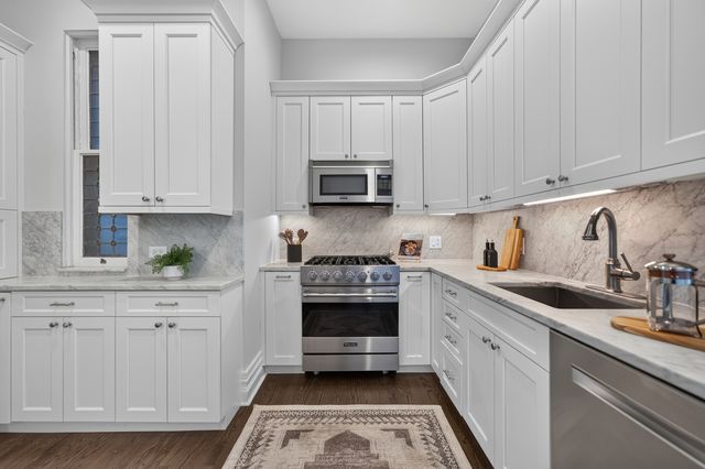820 W Webster Avenue 2W, Chicago, IL 60614