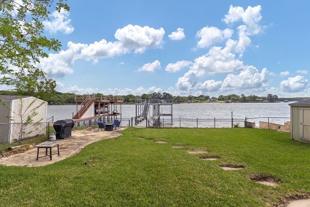 224 Pin Oak Drive, Mabank, TX 75156