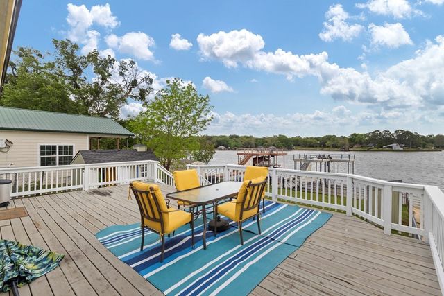 224 Pin Oak Drive, Mabank, TX 75156