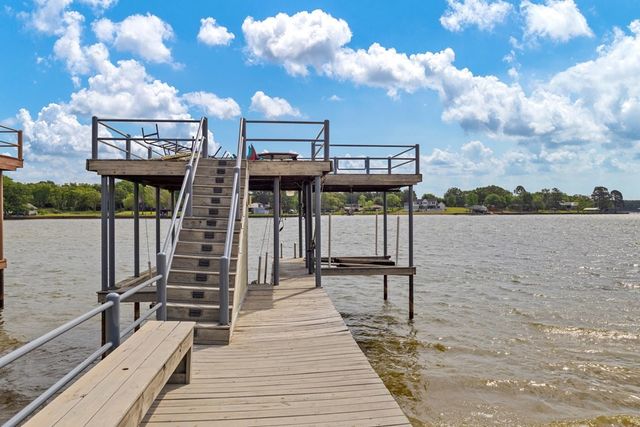 224 Pin Oak Drive, Mabank, TX 75156