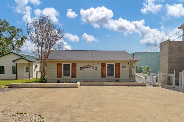 224 Pin Oak Drive, Mabank, TX 75156