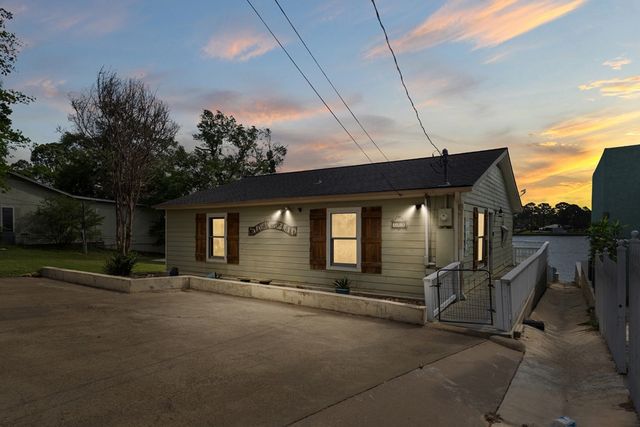 224 Pin Oak Drive, Mabank, TX 75156