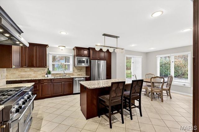 15966 Quiet Oak Road, Chesterfield, MO 63017