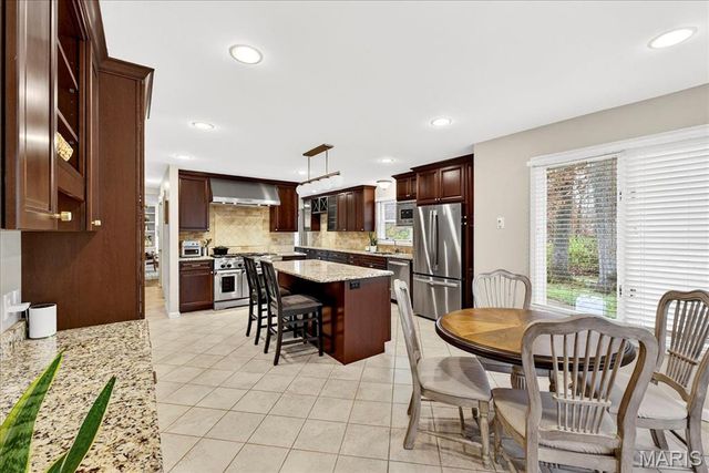 15966 Quiet Oak Road, Chesterfield, MO 63017