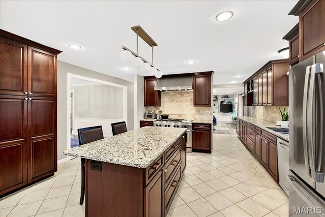 15966 Quiet Oak Road, Chesterfield, MO 63017