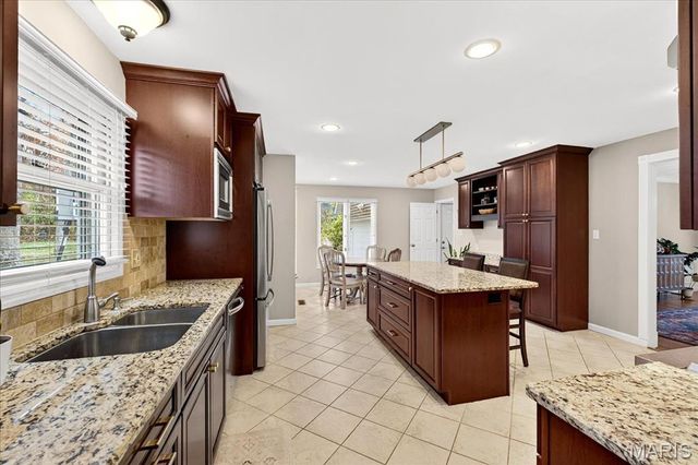 15966 Quiet Oak Road, Chesterfield, MO 63017