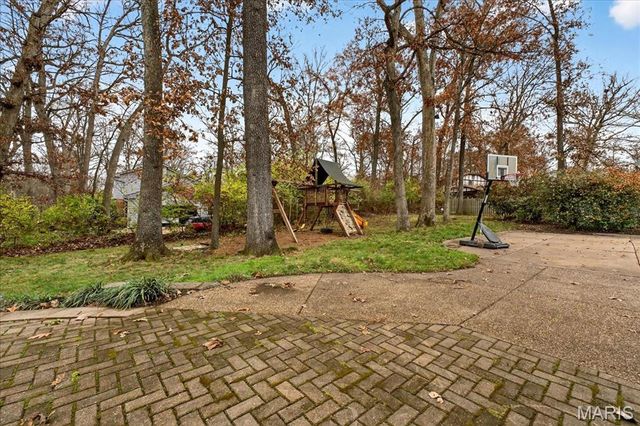 15966 Quiet Oak Road, Chesterfield, MO 63017