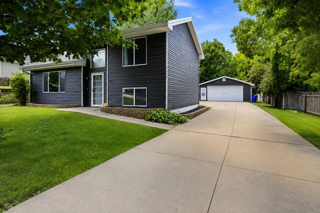 2154 26th St NW, Cedar Rapids, IA 52405
