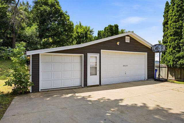 2154 26th St NW, Cedar Rapids, IA 52405