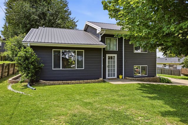2154 26th St NW, Cedar Rapids, IA 52405