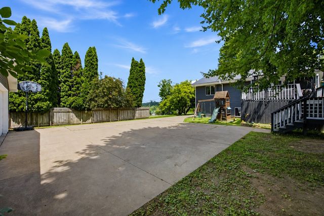 2154 26th St NW, Cedar Rapids, IA 52405