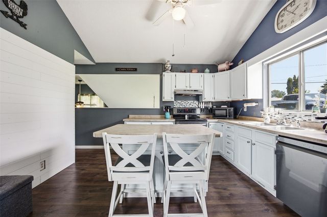 2154 26th St NW, Cedar Rapids, IA 52405
