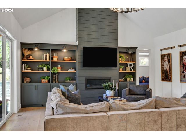 32114 DEBERRY Rd, Creswell, OR 97426