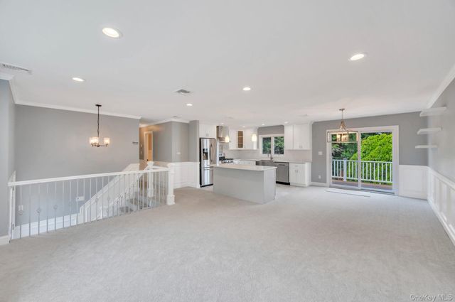 10 Evelyn Drive, Bethpage, NY 11714