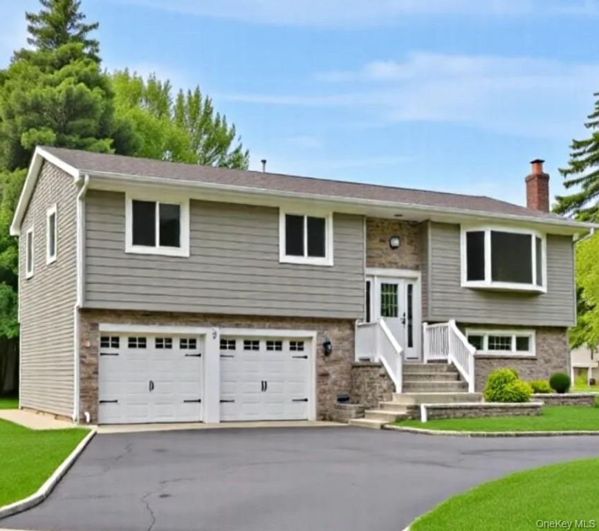10 Evelyn Drive, Bethpage, NY 11714