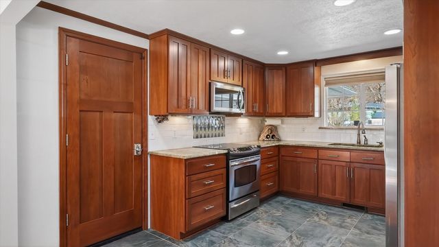 1118 E Eastview Dr, Spokane, WA 99208