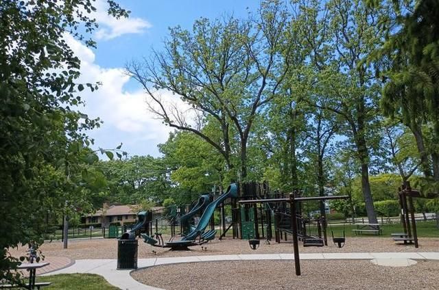 140 Green Bay Road 2, Glencoe, IL 60022