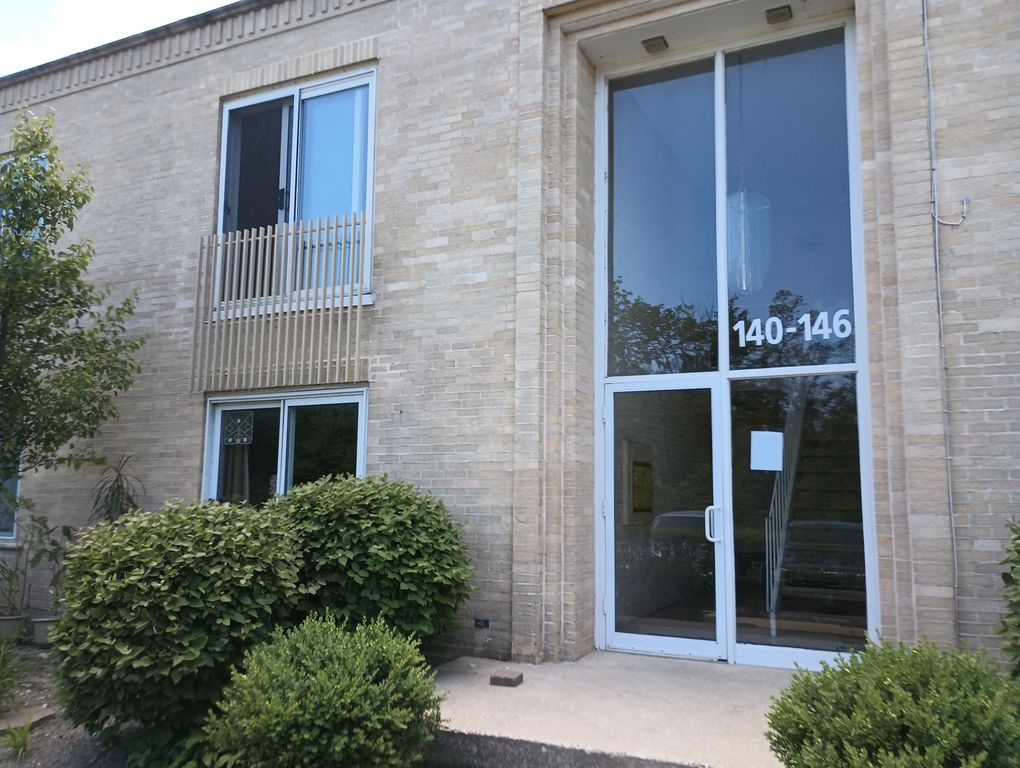 140 Green Bay Road 2, Glencoe, IL 60022