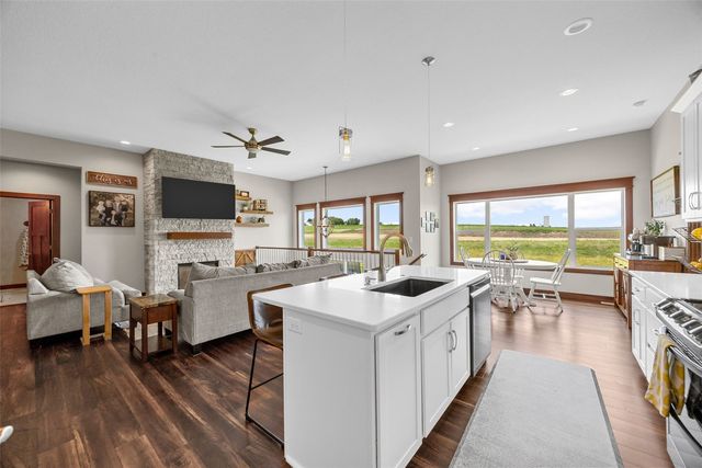 3176 Artesian Road, Marion, IA 52302