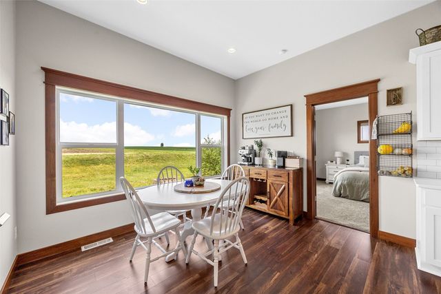 3176 Artesian Road, Marion, IA 52302