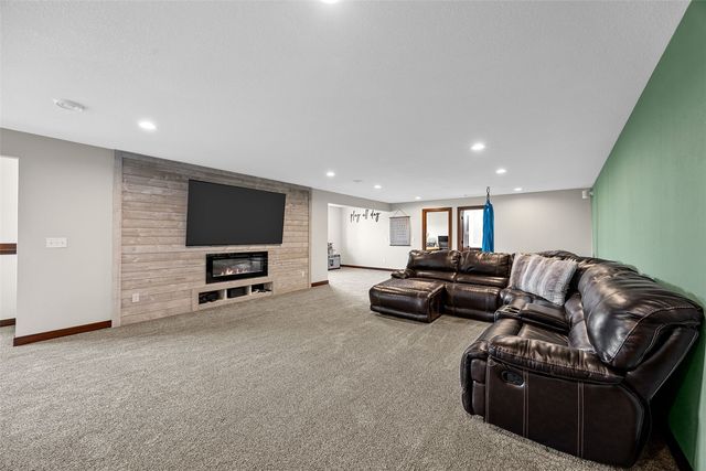 3176 Artesian Road, Marion, IA 52302