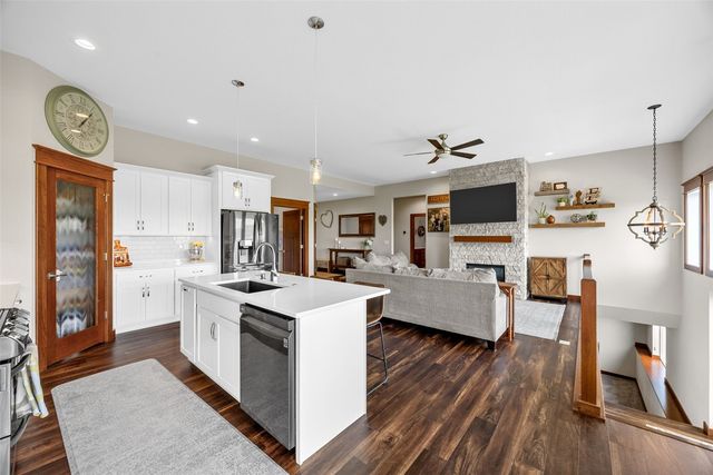 3176 Artesian Road, Marion, IA 52302