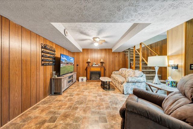 1102 Maiden LN, Bedford, VA 24523