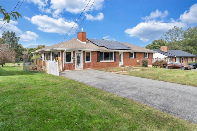 1102 Maiden LN, Bedford, VA 24523