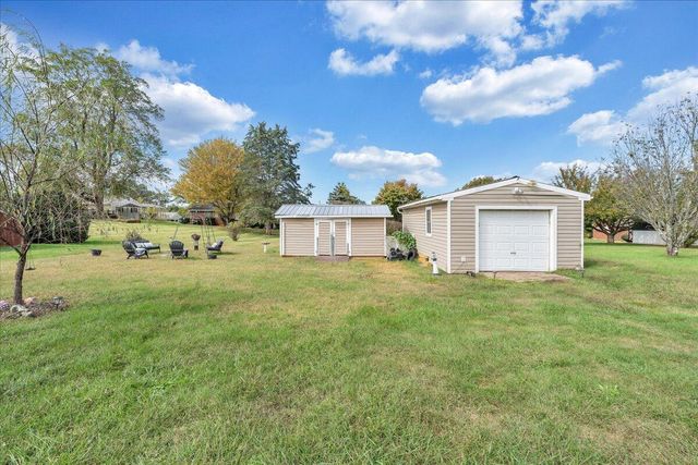 1102 Maiden LN, Bedford, VA 24523