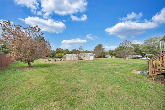 1102 Maiden LN, Bedford, VA 24523