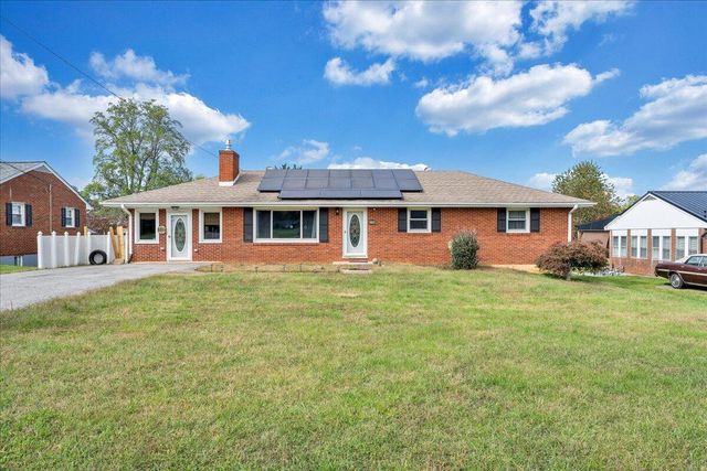 1102 Maiden LN, Bedford, VA 24523
