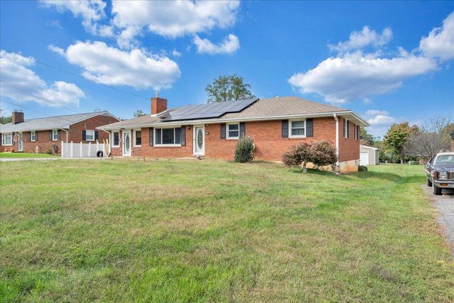 1102 Maiden LN, Bedford, VA 24523