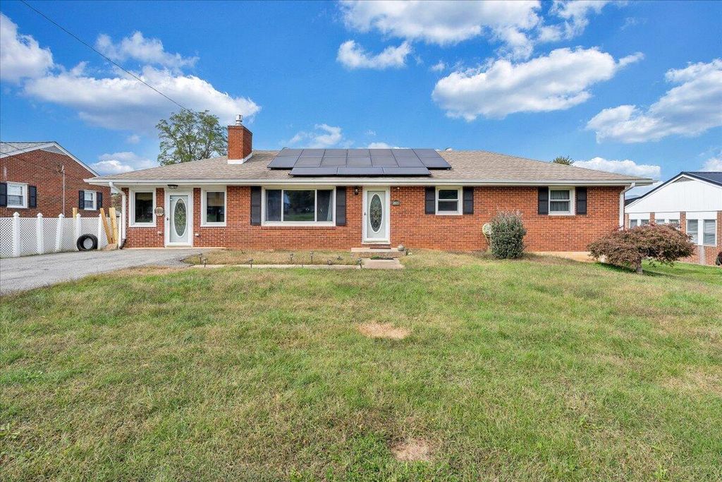 1102 Maiden LN, Bedford, VA 24523