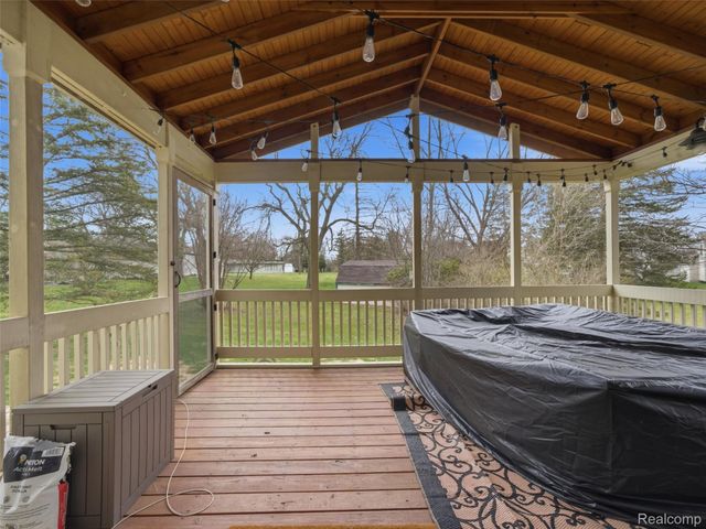 567 Greens Way Boulevard, Lapeer, MI 48446