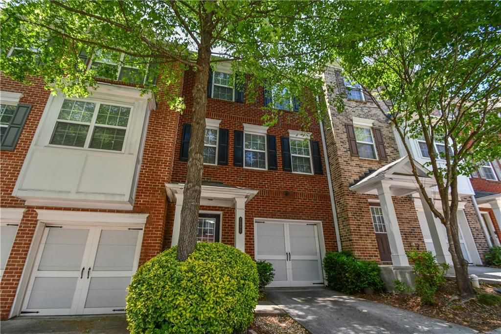 Image 11 of property listing at 2201 Landing Walk Drive, Duluth, GA 30097