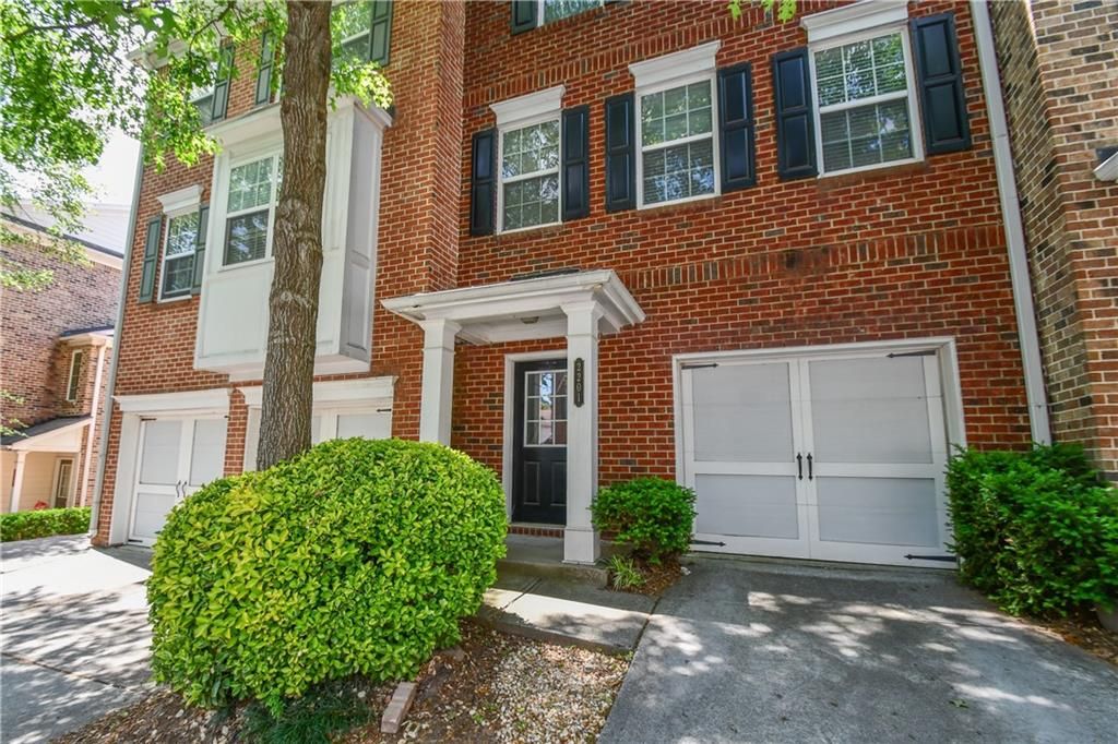 Image 13 of property listing at 2201 Landing Walk Drive, Duluth, GA 30097