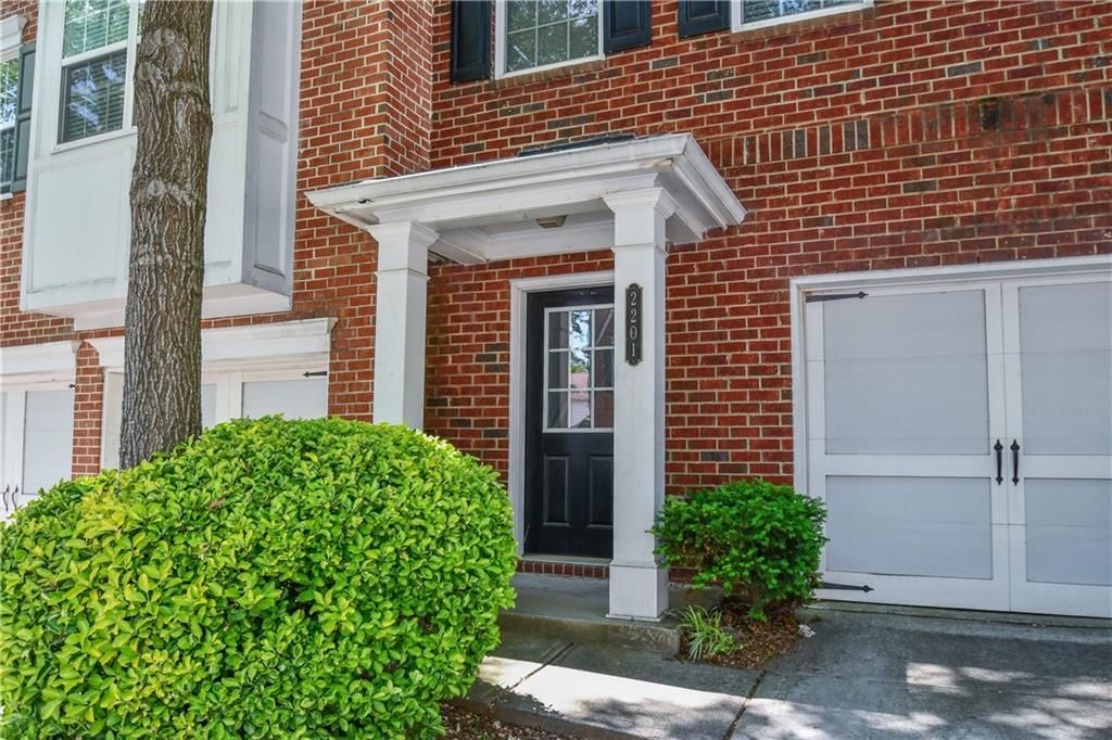 Image 14 of property listing at 2201 Landing Walk Drive, Duluth, GA 30097