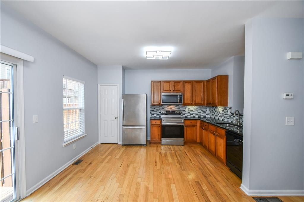 Image 33 of property listing at 2201 Landing Walk Drive, Duluth, GA 30097