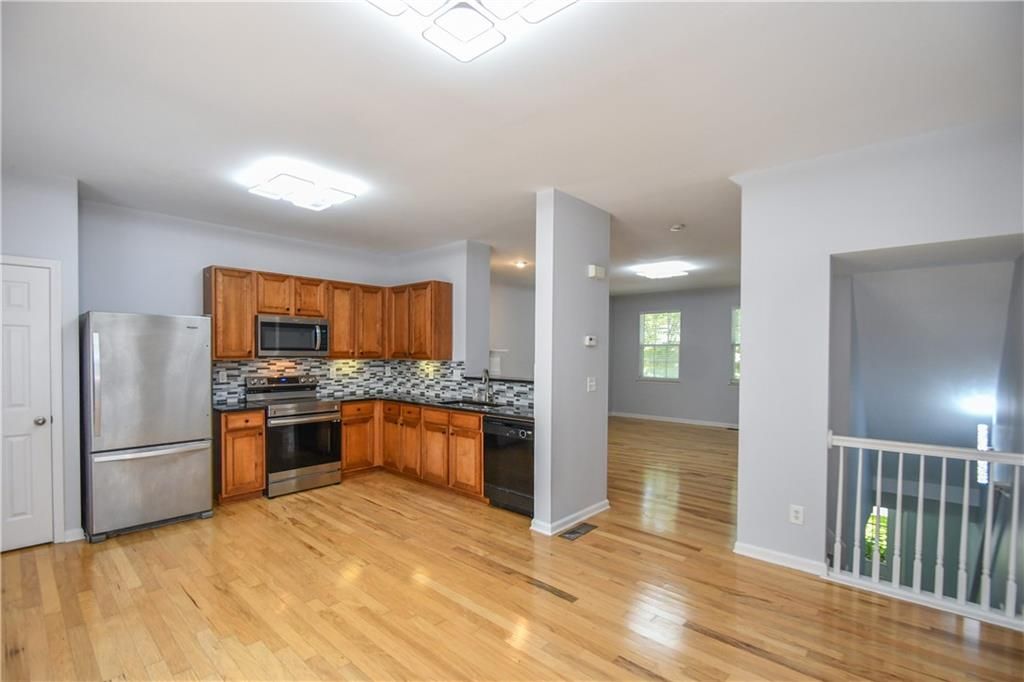 Image 34 of property listing at 2201 Landing Walk Drive, Duluth, GA 30097